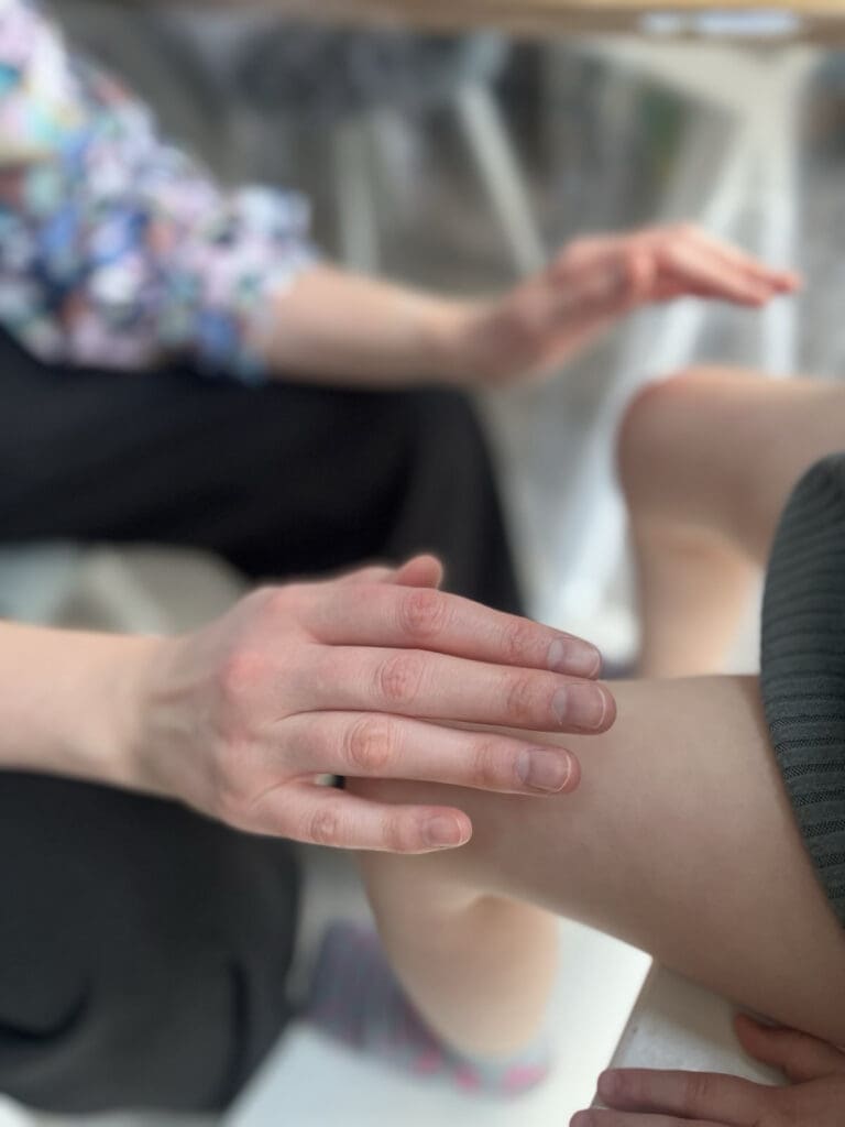 Moeder geeft kind Reiki na val op knieën