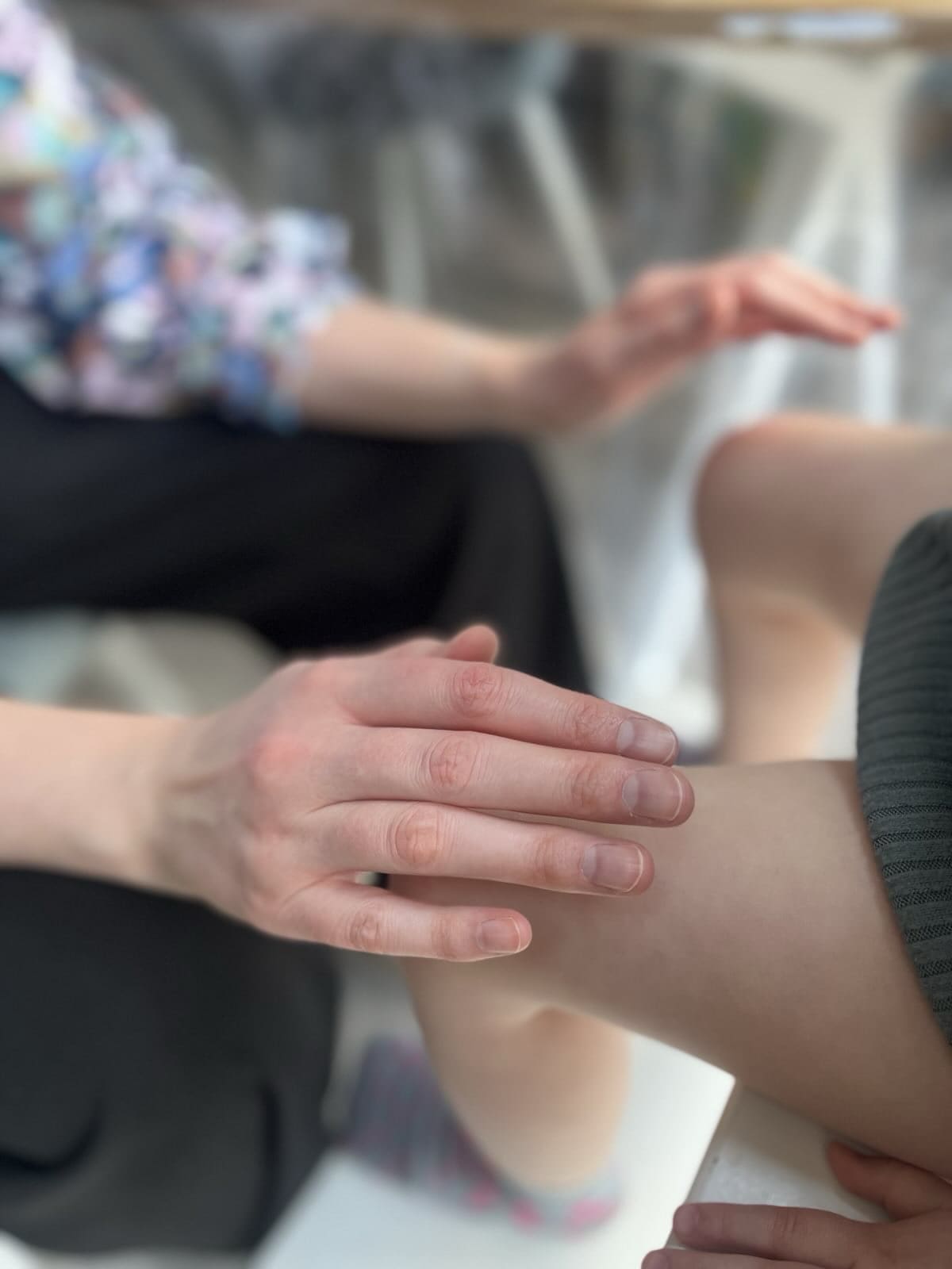 Moeder geeft kind Reiki