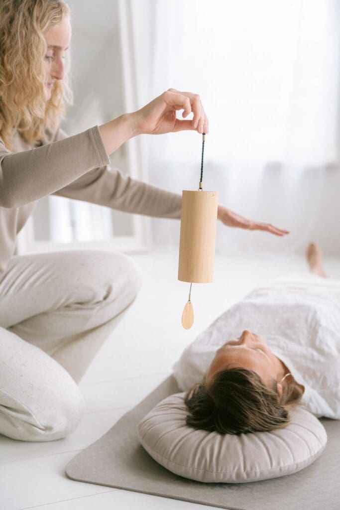 Helende reiki behandeling met koshi