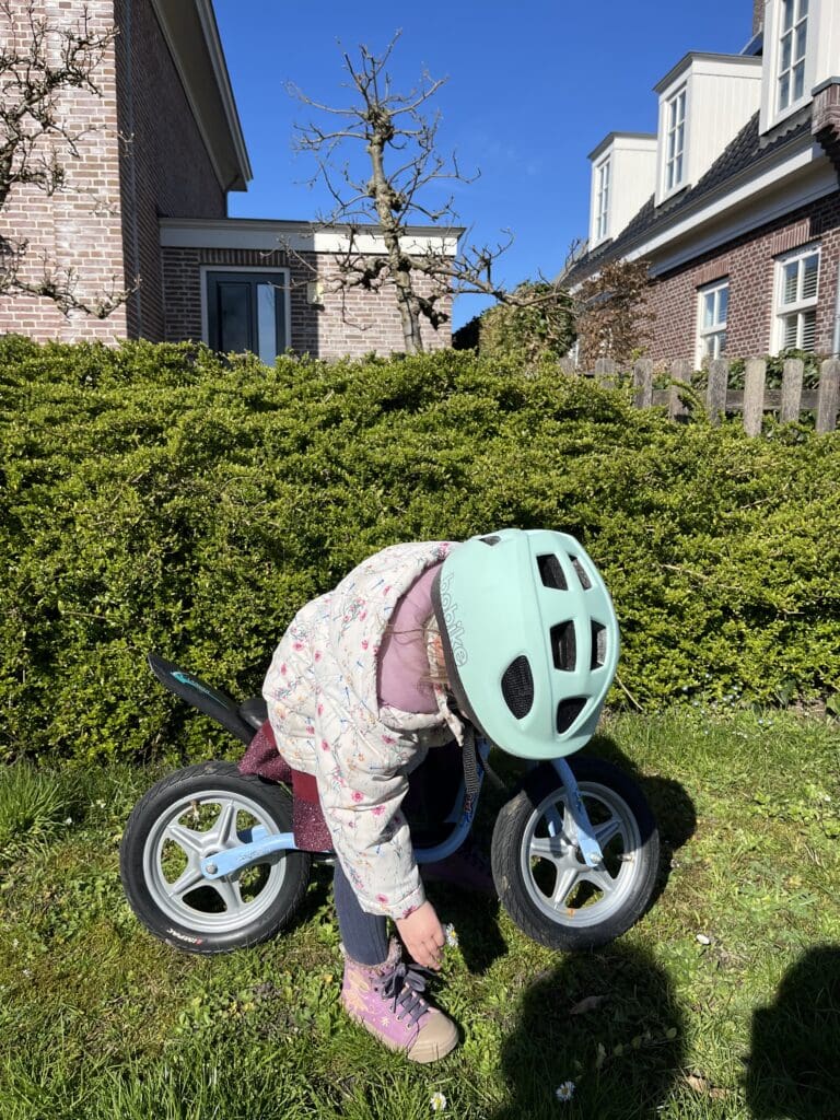Bloemen plukken voor mama en oma